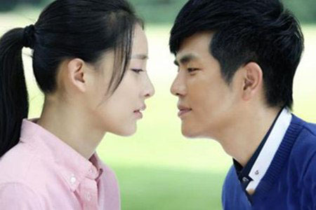 张晓龙贾青吻戏视频首度曝光 贾青自曝最爱借酒壮胆滚床单