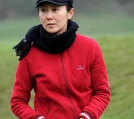 冯小刚前妻照片被曝光引网友热议 气质优雅不输现任徐帆 冯小刚前妻照片被曝光引网友热议 气质优雅不输现任徐帆