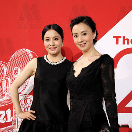 小陶虹和大陶虹牵手走红毯 自信甜笑享受学生气