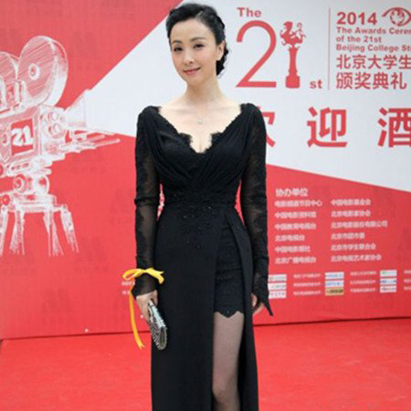 小陶虹和大陶虹牵手走红毯 自信甜笑享受学生气