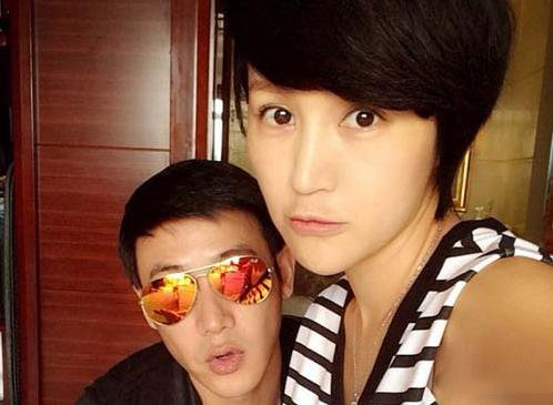 陆毅近况曝光 全家合影被赞高颜值