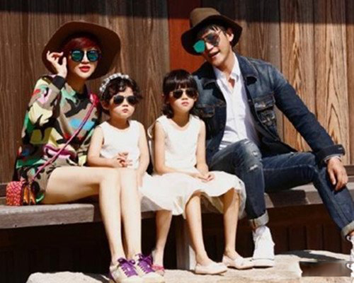 陆毅近况曝光 全家合影被赞高颜值