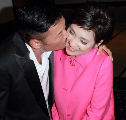 苗侨伟戚美珍图片集锦 女儿遗传老爸爱玩20年婚姻不容易