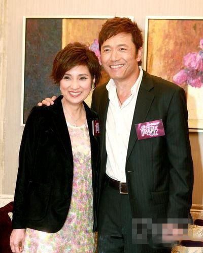 苗侨伟戚美珍图片集锦 女儿遗传老爸爱玩20年婚姻不容易