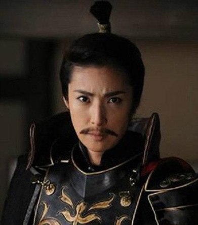 天海佑希反串成男装丽人 源于初中时身高原因常扮男性角色