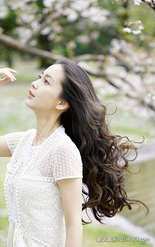 Angelababy樱花写真少女感爆棚 怎一个仙字了得 Angelababy樱花写真少女感爆棚 怎一个仙字了得