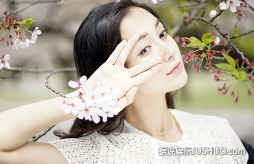 Angelababy樱花写真少女感爆棚 怎一个仙字了得 Angelababy樱花写真少女感爆棚 怎一个仙字了得