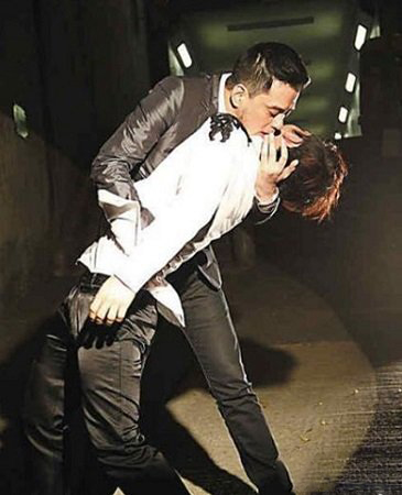 黄耀明自曝是同性恋 林夕:他是我抑郁症的起源 黄耀明自曝是同性恋 林夕:他是我抑郁症的起源