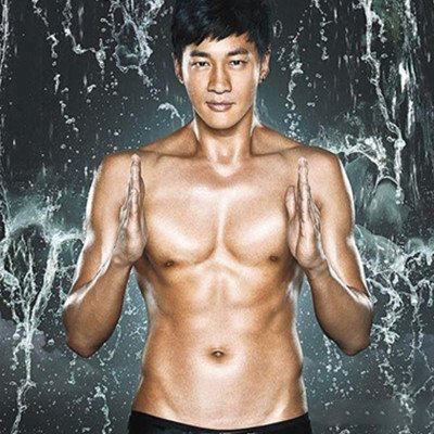 何润东肌肉图片曝光 健壮身材彰显男人魅力