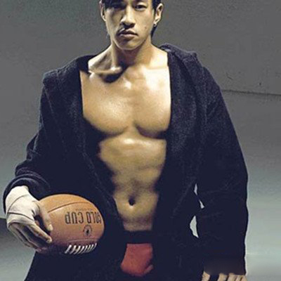 何润东肌肉图片曝光 健壮身材彰显男人魅力