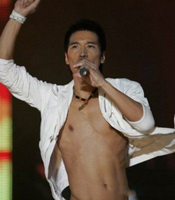 何晟铭肌肉写真 揭秘其与经纪人传绯闻内幕