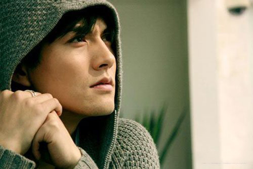 男星严宽为什么改名 严宽杜若溪现身民政局办理离婚手续