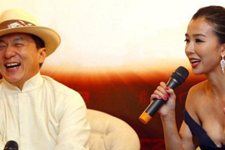 曝姚星彤禁照 其与成龙接吻照曝光