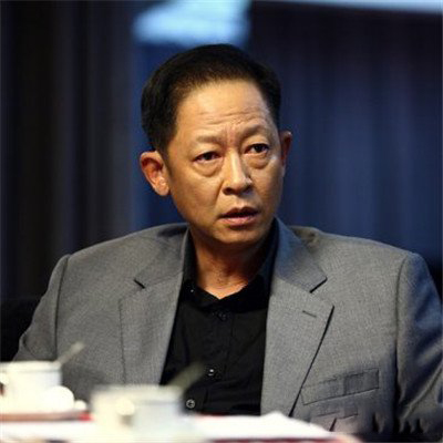 王志文简历介绍 带妻儿外出度假现身机场