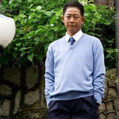 王志文简历介绍 带妻儿外出度假现身机场