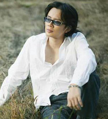 网传唐磊和曾梦捷的合照曝光 揭秘康磊背后的丁香花女孩