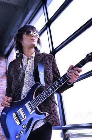 网传唐磊和曾梦捷的合照曝光 揭秘康磊背后的丁香花女孩