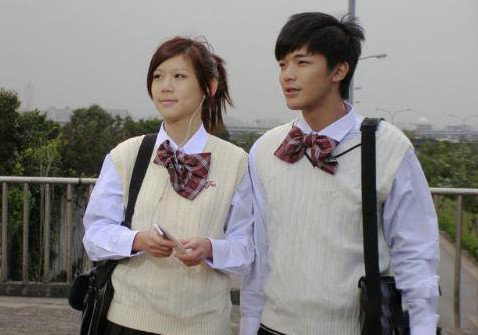 炎亚纶与妹妹照片曝光 笑容甜美面容姣好 炎亚纶与妹妹照片曝光 笑容甜美面容姣好