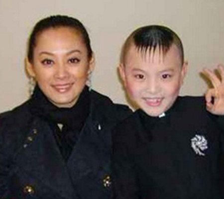 宁静儿子照片曝光 被误认为是宁静的男友？