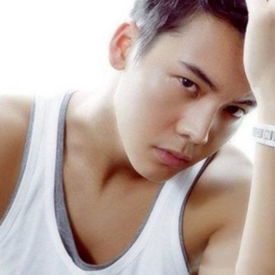 欣赏陈伟霆肌肉照 了解他不为人知的艰苦奋斗