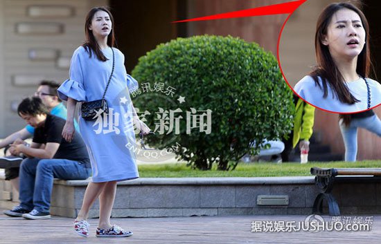 弦子素颜挺孕肚逛街 父母全程在旁护航