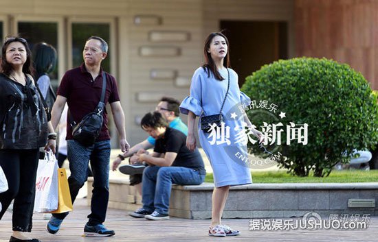 弦子素颜挺孕肚逛街 父母全程在旁护航