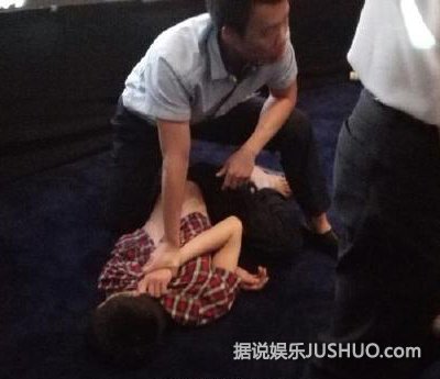 心疼!刘亦菲被疯狂男粉丝扑倒 疯狂男子长这样 心疼!刘亦菲被疯狂男粉丝扑倒 疯狂男子长这样