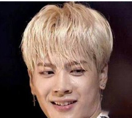 王嘉尔的亲哥哥照片在哪？王嘉尔的资料介绍