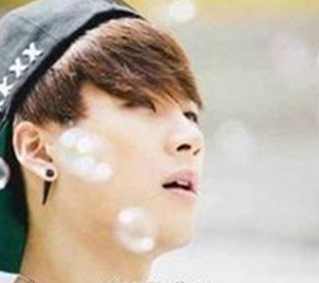 王嘉尔的亲哥哥照片在哪？王嘉尔的资料介绍