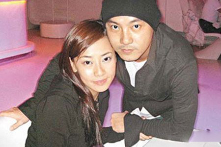 揭秘张卫健老婆张茜和儿子 怀孕8个月孩子意外流产 揭秘张卫健老婆张茜和儿子 怀孕8个月孩子意外流产