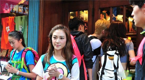 应采儿素颜照曝光 下巴尖尖显娇俏