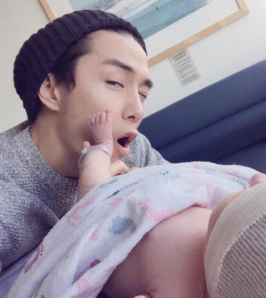戚薇的女儿照片曝光 韩国奶爸亲力亲为 戚薇的女儿照片曝光 韩国奶爸亲力亲为