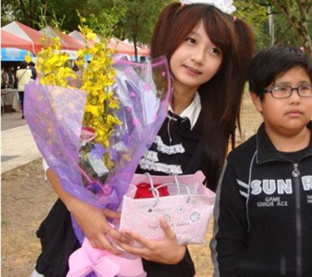 许雅涵的男朋友是谁 小小年纪的她是否确有男友 许雅涵的男朋友是谁 小小年纪的她是否确有男友