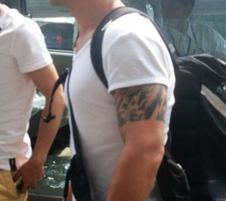 小沈阳纹身是真的吗 身旁妻子纹身曝光