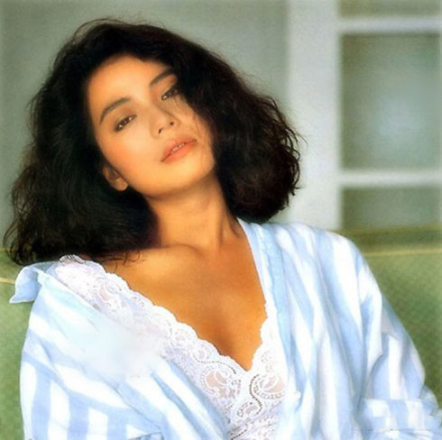 钟楚红年轻时候的照片曝光 揭秘其早年与周润发的情感纠纷 钟楚红年轻时候的照片曝光 揭秘其早年与周润发的情感纠纷