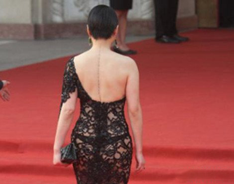袁立红地毯照片秒杀全场 其黑色蕾丝透视装成为群众焦点 袁立红地毯照片秒杀全场 其黑色蕾丝透视装成为群众焦点