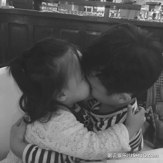 邓超智障多年孙俪不离不弃 邓超孙俪结婚五周年晒全家福 邓超智障多年孙俪不离不弃 邓超孙俪结婚五周年晒全家福