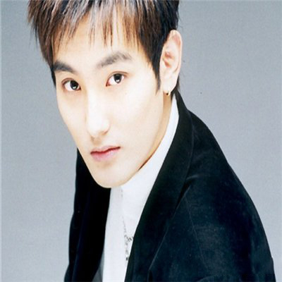 分享安七炫年轻照片 揭秘明星女友理想型