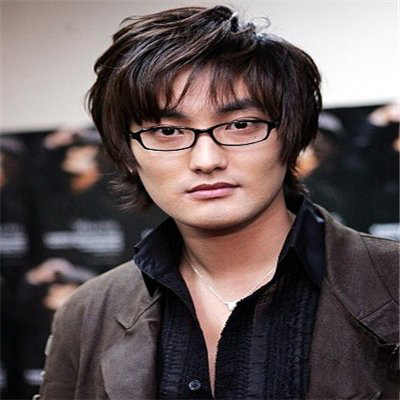 分享安七炫年轻照片 揭秘明星女友理想型