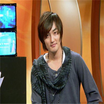 分享安七炫年轻照片 揭秘明星女友理想型