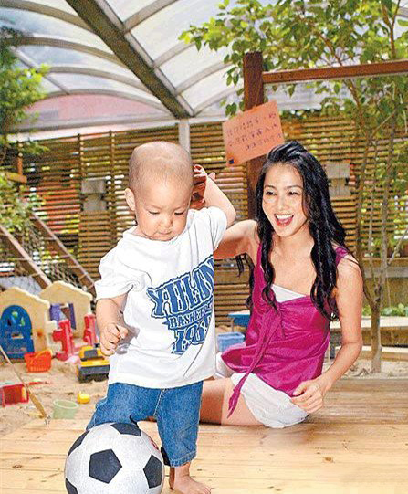 钱韦杉儿子老公图片 曝光孩子遗传父母基因 钱韦杉儿子老公图片 曝光孩子遗传父母基因