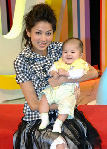 钱韦杉儿子老公图片 曝光孩子遗传父母基因 钱韦杉儿子老公图片 曝光孩子遗传父母基因