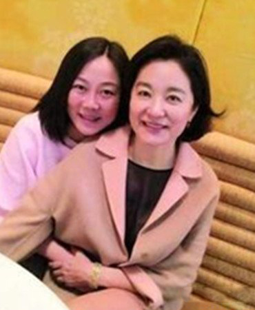 林青霞的女儿照片展现 其近期竟带两女尖沙嘴逛街