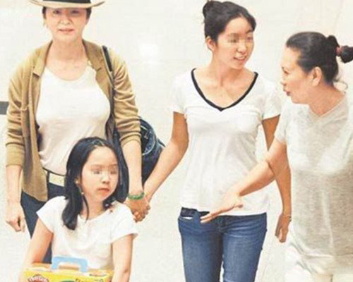 林青霞的女儿照片展现 其近期竟带两女尖沙嘴逛街