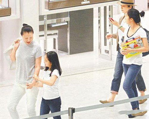 林青霞的女儿照片展现 其近期竟带两女尖沙嘴逛街