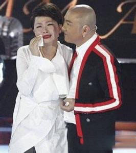 香港明星张卫健和刘玉翠 20年后相聚激动落泪