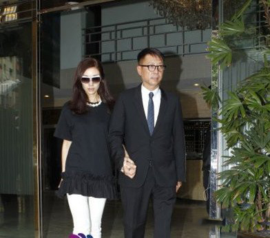 何超琼许晋亨恩爱互动不断 被称为模范夫妻
