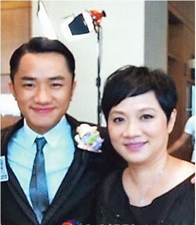 王祖蓝与母亲外貌神似 网友：确定不是在变装