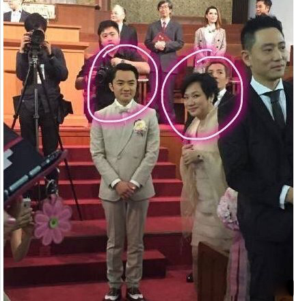 王祖蓝与母亲外貌神似 网友：确定不是在变装