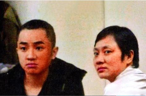 王祖蓝与母亲外貌神似 网友：确定不是在变装